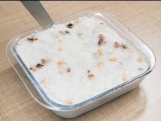 13、广式萝卜糕,蒸好的萝卜糕取出完全放凉后，用刀沿四周划一圈