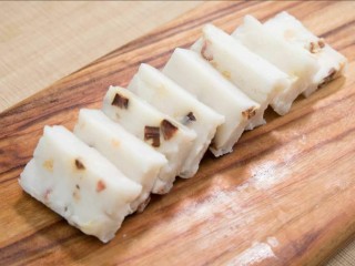 14、广式萝卜糕,倒扣取出，切成厚度均匀的块状