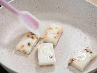 15、广式萝卜糕,热锅下少许油，用中小火将萝卜糕煎至两面金黄，就可以出锅啦