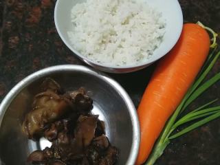 1、家常炒饭,准备材料，木耳用清水泡发