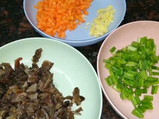 3、家常炒饭,切碎木耳，胡萝卜切丁，切葱花，再切些姜末