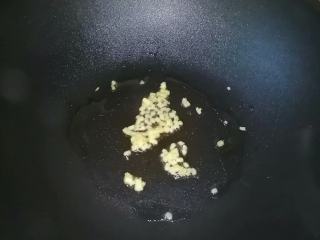 4、家常炒饭,热锅入油，爆香姜末