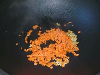 5、家常炒饭,加入胡萝卜丁