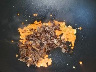 6、家常炒饭,加入木耳碎，炒至胡萝卜熟