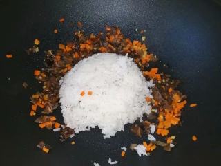 7、家常炒饭,加入米饭同炒，炒至米饭颗粒分离