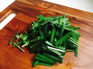 2、春节初二回娘家三鲜卤面四拌菜之一  摊黄菜,把韭菜切成寸段备用。