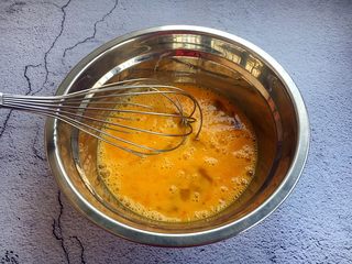 5、春节初二回娘家三鲜卤面四拌菜之一  摊黄菜,打散鸡蛋。