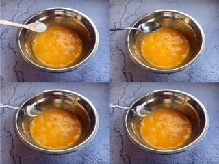 6、春节初二回娘家三鲜卤面四拌菜之一  摊黄菜,往鸡蛋液里放入少许的盐、少许的白胡椒粉、少许的十三香粉、1勺料酒。