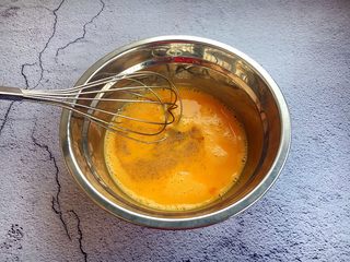 7、春节初二回娘家三鲜卤面四拌菜之一  摊黄菜,将放入调味料的鸡蛋打匀。