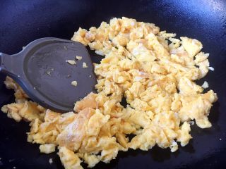 10、春节初二回娘家三鲜卤面四拌菜之一  摊黄菜,当鸡蛋成型后用铲子把鸡蛋划散成自己所要的大小的块。