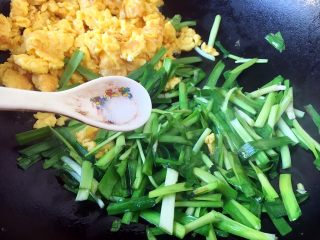 12、春节初二回娘家三鲜卤面四拌菜之一  摊黄菜,放入一小捏（二指盐）的盐调味。