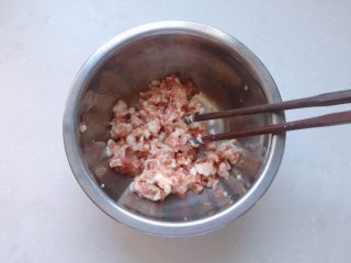 1、杭州-酱烧土豆腐,五花肉剁成肉末，加入少许料酒和生抽拌匀，肉末不要剁太烂，有些颗粒感才好吃