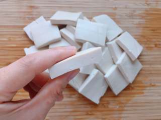 2、杭州-酱烧土豆腐,豆腐切成这般大小的厚片，不老不嫩的那种