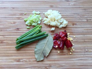 5、杭州-酱烧土豆腐, 葱、大蒜和生姜切末，干辣椒切段