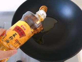 7、杭州-酱烧土豆腐,大火烧热锅，放入菜籽油烧热，油要多一些