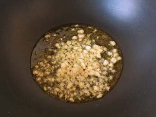 8、杭州-酱烧土豆腐,放入葱白和姜蒜末爆香