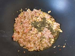 9、杭州-酱烧土豆腐,放入猪肉末翻炒