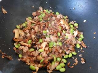 11、杭州-酱烧土豆腐,翻炒至香菇变软，淋入料酒