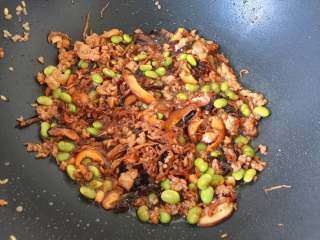 12、杭州-酱烧土豆腐,放入豆瓣酱、白糖和红烧汁翻炒匀