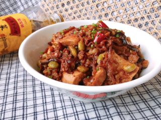 18、杭州-酱烧土豆腐,豆腐Q弹，毛豆和黑木耳有嚼劲、香菇和萝卜丝则是最吃味的食材，还有点点微辣，这样一碗酱烧土豆腐，不管是下酒还是配米饭都是棒棒哒～