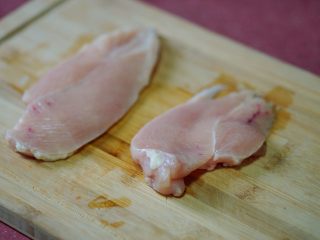 4、香辣秋葵手撕鸡,为了快手作业，将鸡胸肉横切，片成两块更薄的鸡胸肉。这样腌制和煮的环节都更入味，更快熟