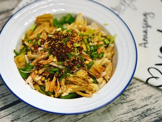 12、香辣秋葵手撕鸡,撒姜末，葱末，淋3勺生抽，2勺寿司酱油和红油辣子，完成