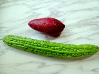 1、回甘清甜的苦瓜酿紫薯,准备好食材。