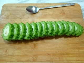 6、回甘清甜的苦瓜酿紫薯,苦瓜冷水冲洗干净，去根，去尖，切片，约一厘米厚的片。