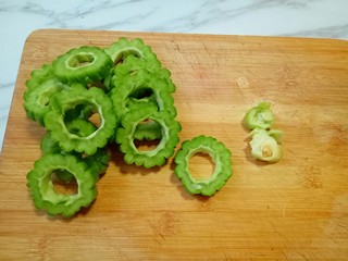 7、回甘清甜的苦瓜酿紫薯,挖去苦瓜瓤，成为苦瓜圈。(用小勺即可轻松挖去苦瓜瓤。)