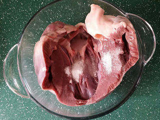 3、#黑酱油# 香辣卤猪心,沥干调入食盐抓匀腌制过夜