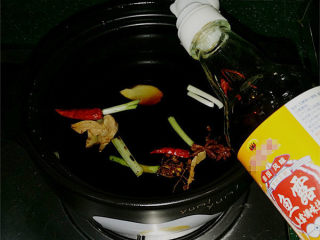 5、#黑酱油# 香辣卤猪心,砂锅中放入大料、食盐、白糖、清水、料酒、老抽和鱼露