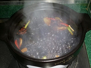 6、#黑酱油# 香辣卤猪心,加盖大火煮沸片刻