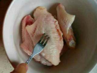 1、红烧鸡翅,鸡翅6枚洗干净，用叉子将鸡翅都叉上小孔