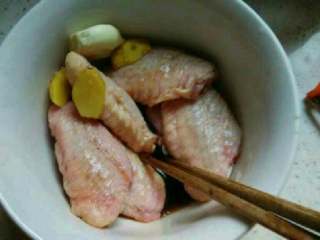 2、红烧鸡翅,放生抽，料酒， 4～5片姜，2枚大蒜拌匀腌渍30～60分钟，