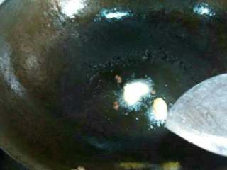 3、红烧鸡翅,热锅凉油放花椒姜片小火爆香