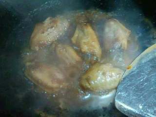 4、红烧鸡翅,腌渍好的鸡翅洗干净沥干水放油锅大火炸， 炸至2面金黄色。 放老抽，生抽调色。 加开水末过鸡翅，一定要开水哦，如果觉得颜色不好看可以再加上一点点老抽哦