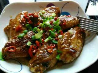 6、红烧鸡翅,夹出来， 浇上汁， 洒少许葱花开吃喽！