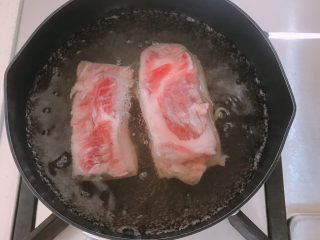 1、芋头扣肉,五花肉加料酒煮熟。