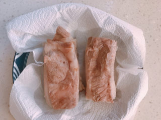 2、芋头扣肉,厨房纸吸干水分