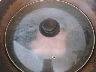 4、芋头扣肉,锅里下适量油。3成热左右下五花肉炸。记得盖上盖子，防油溅