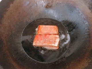 5、芋头扣肉,做到一面金黄后再翻另一面。每一面小火炸十几分钟。