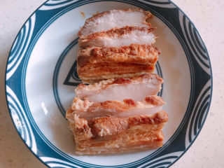 7、芋头扣肉,泡软后，这个过程差不多要30分钟，切片。