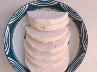 8、芋头扣肉,芋头也切片。