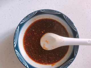 11、芋头扣肉,调酱汁。生抽老抽蚝油料酒各一勺。再放一块腐乳，还有适量的清水拌匀。