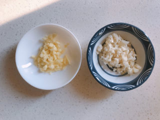 10、芋头扣肉,下面来准备配料，姜蒜切末