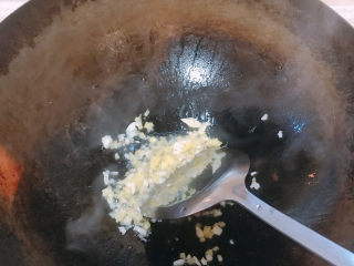 12、芋头扣肉,下面开始制作。先把姜蒜爆香