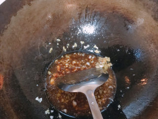 13、芋头扣肉,然后倒入调好的酱煮开