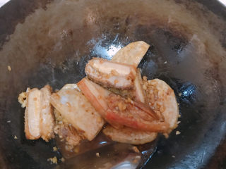 14、芋头扣肉,倒入五花肉和芋头翻炒。