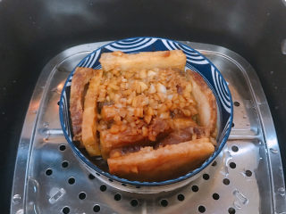 15、芋头扣肉,一片芋头，一片五花肉，码在碗里，酱汁也倒进碗里。随后放入锅中蒸40分钟左右。这个时间可以适当延长。