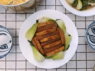 16、芋头扣肉,蒸好后拿个碟盖在上面反过来。